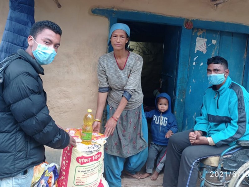 युवा व्यवसायि ठकुरीद्धारा एक परिवारलाई खाद्यान्न सहयोग